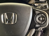 ハンドルにHondaセンシング系のクルーズコントロールやレーンキープアシストなどの操作スイッチが装備されています。ハンドルから手を離さず安全に操作できます。