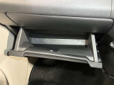 【グローブボックス】容器がせり出してくるバケットタイプ!一目で中身を把握でき、取り出しやすさにも優れます!