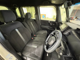 運転席は大きな座面と包み込むような背もたれが身体全体を支えます。上質なシートを採用し長時間の運転やコーナーの多い道も快適です。座ったときの頭上スペースも余裕たっぷりでロングドライブも楽チンです♪