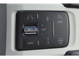 アダプティブクルーズコントロールは、前方車両との安全な車間距離を保ち、走行速度を自動的に調整します。前方の車両が減速すると自車両も減速し安全な車間距離をキープします。