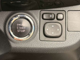 キーを取り出さずにエンジン始動ができるスタートボタンと、見通しの良い電動格納ミラーのスイッチ。操作性に優れた使いやすいレイアウトです。