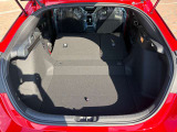 セカンドシートを倒せばフラットになり、広いラゲッジスペースができます。