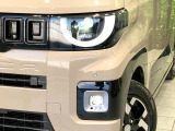 【LEDヘッドライト】悪天候や夜間走行時も良好な視界を確保し安心して運転できる高輝度LEDヘッドライトを装備!点灯速度が早く、消費電力も抑えられています。