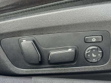 運転席メモリー付きフロント電動シート装備。