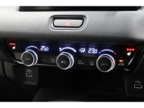 運転席と助手席の温度設定の変更が可能な左右独立タイプのデュアルエアコンです♪♪♪暑がりな人・寒がりな人も誰もが車内を快適にお過ごしいただけます♪♪♪