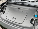 電気自動車のため、ボンネット内部に収納スペースがございます。フランクという箇所になります。蓋がしっかり密閉できるようになっているため雨の日も安心です。