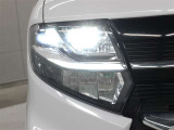 ハイビームで走行中、対向車を検知し操作することなく部分的に遮光する、ADB(アダプティブドライビングビーム)を装備。対向車に眩しい思いをさせることなく、ハイビームの視認性を確保します。