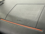 【助手席エアバッグ】SRSエアバッグとはシートベルトの働きを補助して衝突した時に乗員の衝撃を軽減するシートベルト併用式エアバッグ。前面衝突時に瞬時に膨らみ、頭部と胸部の衝撃を軽減します。