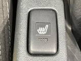 【シートヒーター】寒い日に重宝するシートヒーター!エアコンより早く温まってくれるので寒がりの人も安心ですね♪エアコンの温風は乾燥するから苦手、という方にもをおすすめです。