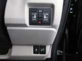両側電動スライドドア。荷物で手が塞がる時など簡単にドアの開閉が出来ます。何より力いらずで開閉OK。女性やお年寄りにも優しい。電動機能はOFFにもできますから元気なお子様の駆け出しも安心。