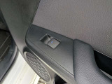 パワーウィンドウのスイッチですよ。運転席に居ながら窓を開け閉めのコントロールできます。