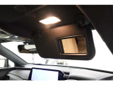 照明付きバニティミラーを運転席と助手席に装備。お化粧直しにご使用ください。