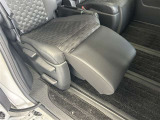 乗せる方を「おもてなし」するための快適装備。シートにはオットマンが付いておりますので、ゆったりクルマに乗れそうです。運転するのがイヤになってしまうかも