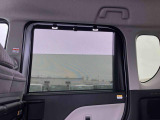 プライバシーの保護&眩しさの軽減!左右のリヤスライドドアに格納式リヤドアサンシェードを装備しています♪