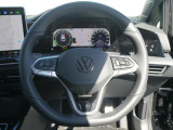 新デザインのレザーステアリングです。ステアリングヒーター付いてます。先行車に追従しながら走行が可能なアダプティブクルーズコントロール標準装備。
