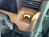 運転席側ドリンクホルダーです。高めの位置にご用意しておりますので目線を下げることなくご利用頂けます!!