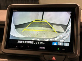 リバースギアに入れるだけで後方の表示へ切り替わります。夜間や雨の日の駐車も楽になりますよ。