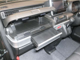 シンプルなグローブボックス。車検証などを収納しておくことが出来ます。