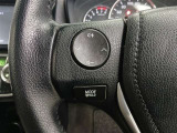 ステアリングには運転中でも簡単に操作できる各種スイッチついてます