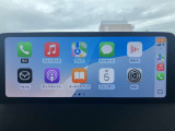 お手元のスマートフォンと接続して頂く事で使用可能な「Apple CarPlay/Android Auto」電話の応答は勿論、メッセージの受信やLINE、音楽接続からナビアプリの使用まで幅広く活躍致します。