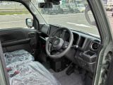 広く快適な運転席です。長距離運転も楽々ですよ!