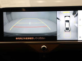 パノラミックビューモニターを装備。駐車場や交差点でクルマを真上から見るように周囲を確認できます。機能の詳細は販売店スタッフまでおたずねください。