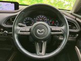 握りやすい形状のステアリングに各種スイッチを備え、運転姿勢を保ちながら手元で操作しやすい配置です。