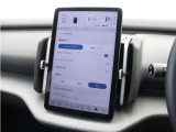 パイロット・アシストは、さまざまなシーンであなたをサポート。例えば、車線変更の際には、レーンチェンジ・アシスト(車線変更支援機能)がステアリング操作をサポート。車線変更のストレスを軽減します。