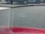 マツダレーダークルーズコントロール(全車速追従機能付)は、ドライバーの疲労軽減を目的とした先進安全機能です。渋滞時から高速走行まで、前方車と車間距離を一定に保ちながら追従走行できます。