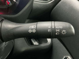 【オートライト】車のセンサーが周囲の明るさを感知し、自動でヘッドライトを点灯・消灯する機能です。この機能は夕暮れ時の交通事故が多い時間帯の安全性を高めてくれます。
