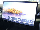 ディスプレイのメイン画面にはナビゲーションやSpotify、ラジオなどのアプリが表示されています スマートフォンのようにアプリを切り替えて操作します
