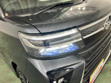 白く明るい光で夜間走行をサポートするLEDヘッドランプを搭載