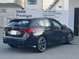 スタイリッシュなリアビュー。リアフォグランプを採用し、悪天候の走行時に後続のドライバーにし車両を示します。デザインだけではなく、安全面にも抜かりが無いBMWで駆け抜ける喜びを体感下さい。