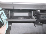シンプルなデザインのグローブボックス。車検証などを収納しておくことが出来ます。
