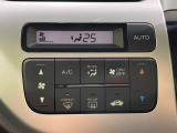 【オートエアコン】一度お好みの温度に設定すれば、車内の温度を検知し風量や温度を自動で調整。暑い&hellip;寒い&hellip;と何度もスイッチ操作をする必要はありません。快適な車内空間には必須の機能ですね♪