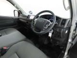 シンプルで使いやすいデザインの運転席です。