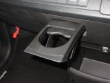 運転席と助手席の間には引き出し式のドリンクホルダーがあります。取りやすい位置にありますからドライブも楽しくなりますね!