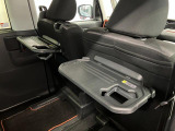 【格納式シートバックテーブル(運転席/助手席)】 物が落ちにくいふち高テーブルはタブレットが立てかけられ、お子さま用のマグカップや500mlの紙パックが入るカップホルダーも備えています。