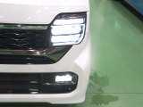 LEDヘッドライト。省電力で明るく遠くまで照らし、夜道や雨天時などの安心感を高めます。点灯の瞬間から光量を放つLEDの特性により、トンネルへの進入直後などでも安心感のある視界を提供します。