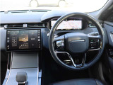ドライバーを中心に機能的にまとめられた運転席まわり。各操作系が美しく配置され、視覚的な美しさと日常での使いやすさを兼ね備えています。
