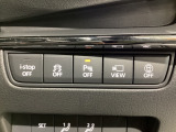 運転席脇のクラスタースイッチ部分にはカメラ切り替えスイッチ、パーキングセンサー、その他走行系スイッチを集中配置しております。