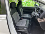 落ち着いた色合いのシートは、運転席と助手席それぞれにヘッドレストを備えた構成です。窓からの視界も広く、乗り降りの際に室内の様子を確認しやすい、日常使いにうれしい空間です。