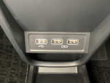 セレクトレバーの下に、スマートフォンなどの充電可能なUSB端子が2個、音源などの外部入力の可能なUSB端子が1個ついています。移動中に充電もできるので便利です。