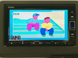 停車中にテレビ映像を楽しめる画面を備え、車内で待ち時間を過ごす際にも活用できます。表示が見やすく内容を確認しやすいため、手軽に視聴できる便利な装備です。