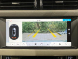 リアビューカメラ 駐車や後退時に後方の状況を確認しやすくなります。従来のバックミラーよりも広範囲でクリアな視界を提供し、死角を減らすことで障害物や歩行者の確認を容易にし、安全運転をサポートします。