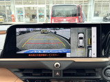 後方の映像に加えて車両周辺の表示も確認でき、駐車時の周囲確認をサポートします。画面上のガイドを目安にでき、狭い場所での操作にも便利です。