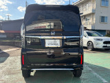 バック時目視しにくいクルマの周囲をカメラで映し出し、安全・安心駐車をサポート♪バックの苦手な方も後ろがハッキリ見えるので安心ですよ♪