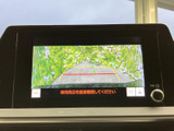後方の様子を画面で確認でき、駐車時の周囲確認をサポートします。ガイド線も表示されるため、車両の位置を把握する際の目安として活用いただける便利な装備です。
