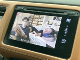 停車中に映像やテレビを楽しめる画面を備え、待ち時間も車内で過ごしやすくなります。画面内の表示が見やすく、日常のお出かけ先でも活用いただける装備です。