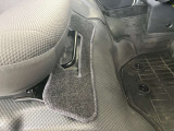 運転席足元です。